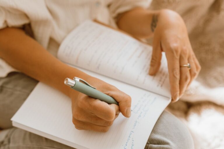 Mehr über den Artikel erfahren 5 wirkungsvolle Coaching-Tools, für eine starke Verbindung zu dir selbst, die du sofort anwenden kannst