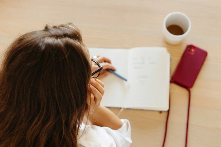 Mehr über den Artikel erfahren Während der Elternzeit in die Selbstständigkeit: Zwischen Sehnsucht, Zweifel und dem Mut, mich selbst ernst zu nehmen